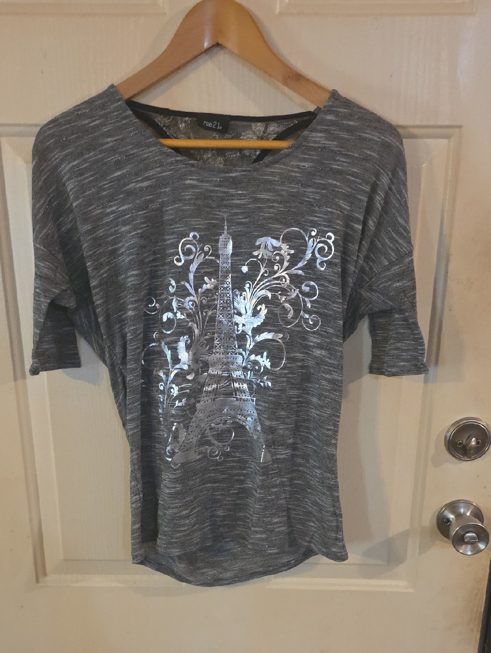 Rue21 Gray Short-Sleeve Top with Metallic Eiffel Tower